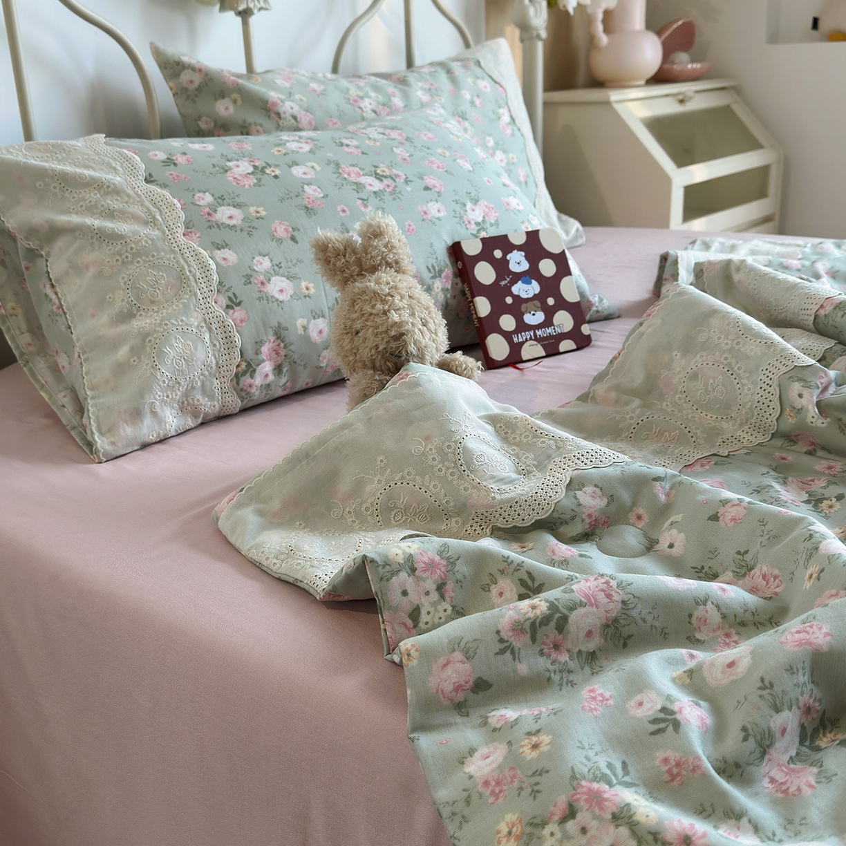 91家纺网 家纺一手货源 找家纺 绫韵家纺 2026夏季新品A类全棉双层纱法式大花边夏被四件套 诗野集·绿