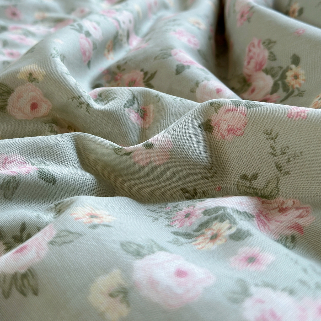 91家纺网 家纺一手货源 找家纺 绫韵家纺 2026夏季新品A类全棉双层纱法式大花边夏被四件套 诗野集·绿