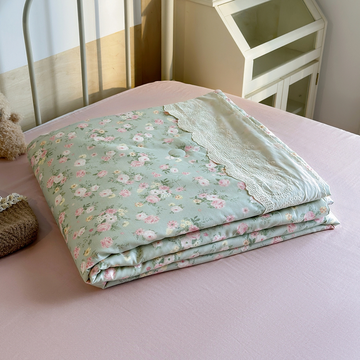 91家纺网 家纺一手货源 找家纺 绫韵家纺 2026夏季新品A类全棉双层纱法式大花边夏被四件套 诗野集·绿