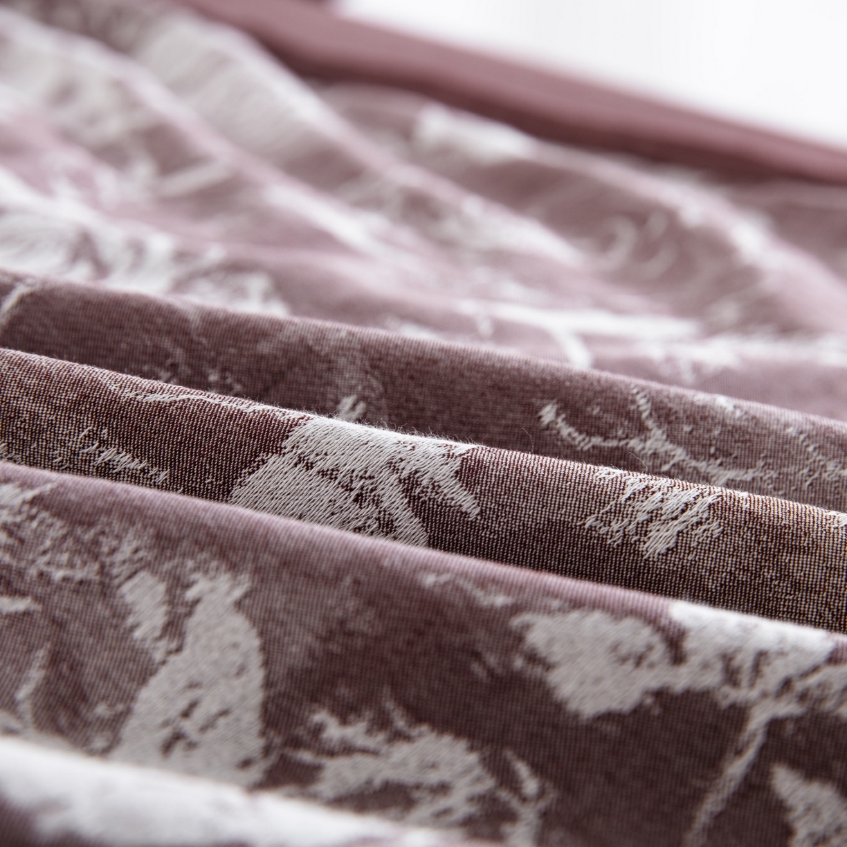 91家纺网 家纺一手货源 找家纺 双层纱家居 2026新款全棉纯棉色织提花纽扣款四件套-玫瑰庄园 玫瑰庄园-豆沙