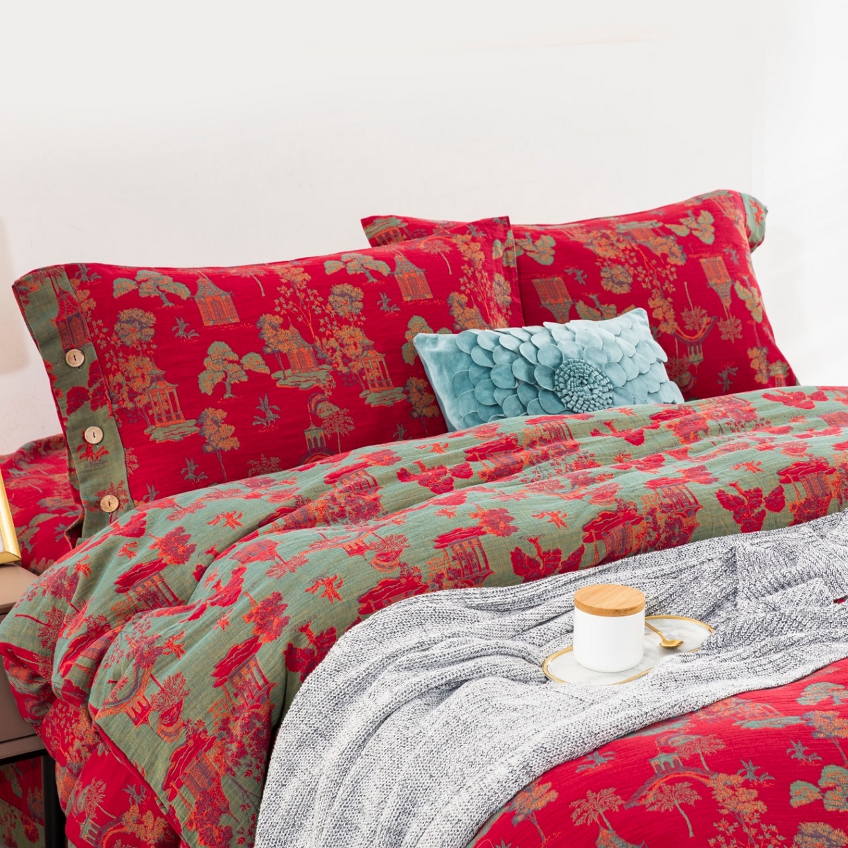 91家纺网 家纺一手货源 找家纺 双层纱家居 2026新款森林庭院全棉纯棉色织提花纽扣款四件套 森林庭院-正红