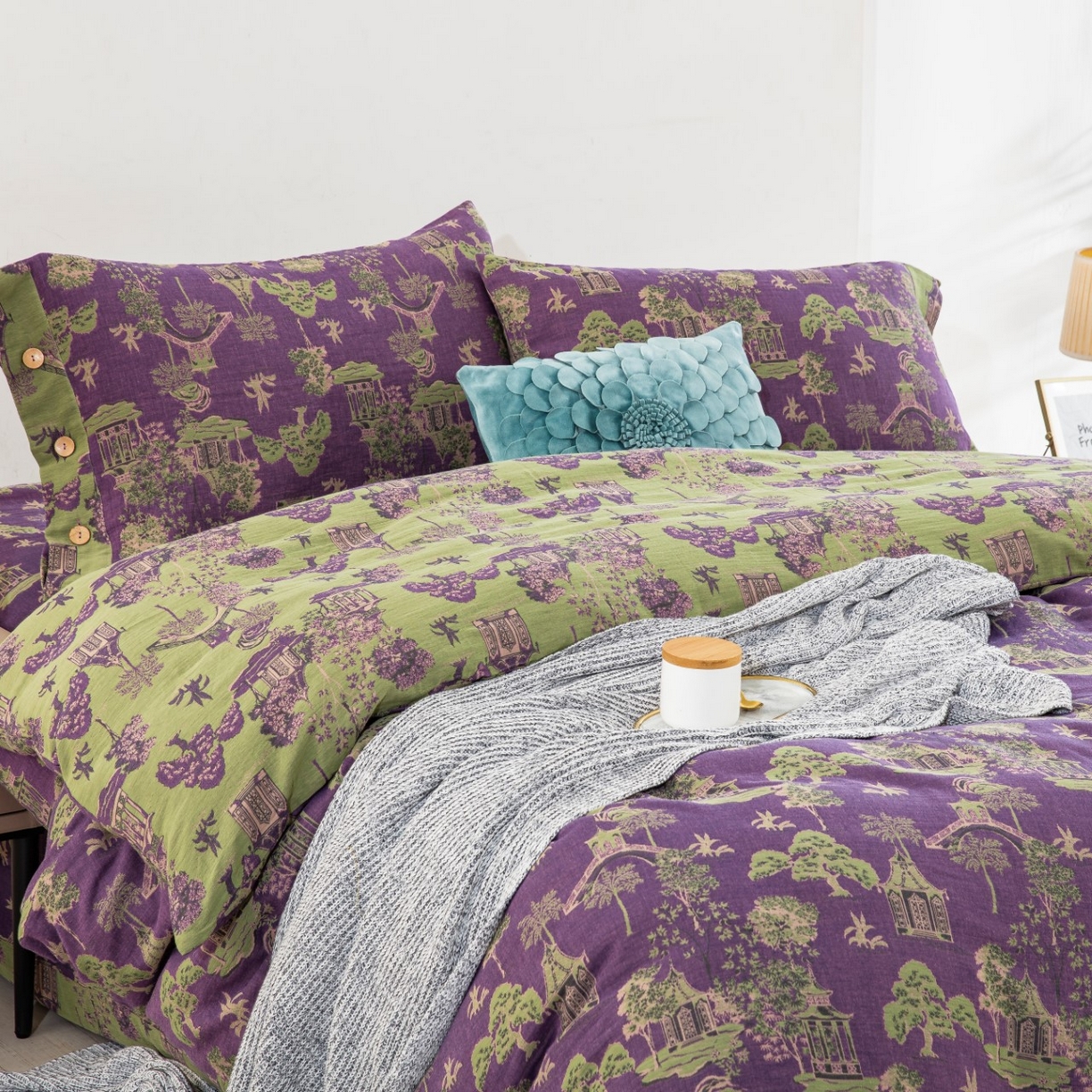 91家纺网 家纺一手货源 找家纺 双层纱家居 2026新款森林庭院全棉纯棉色织提花纽扣款四件套 森林庭院-紫