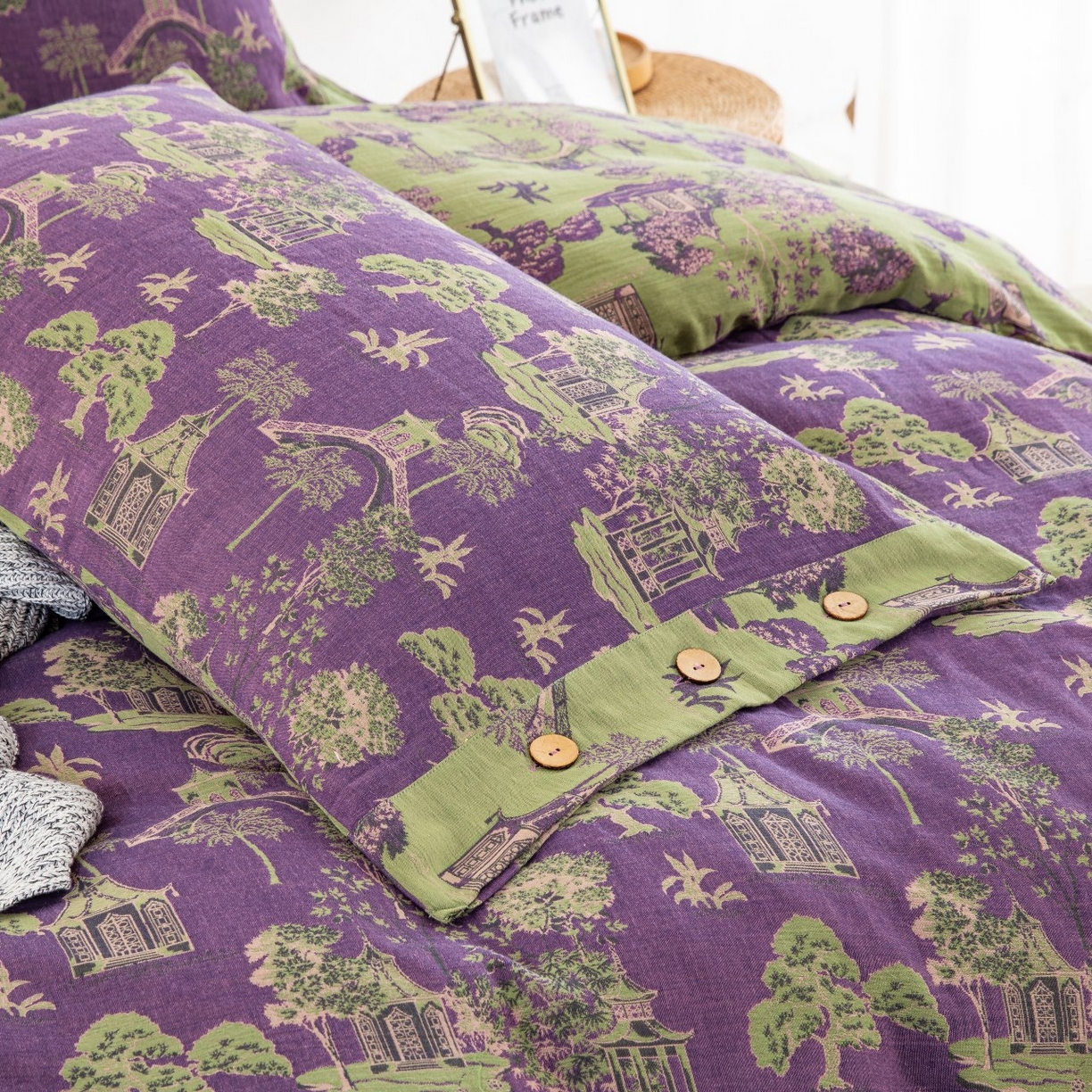 91家纺网 家纺一手货源 找家纺 双层纱家居 2026新款森林庭院全棉纯棉色织提花纽扣款四件套 森林庭院-紫