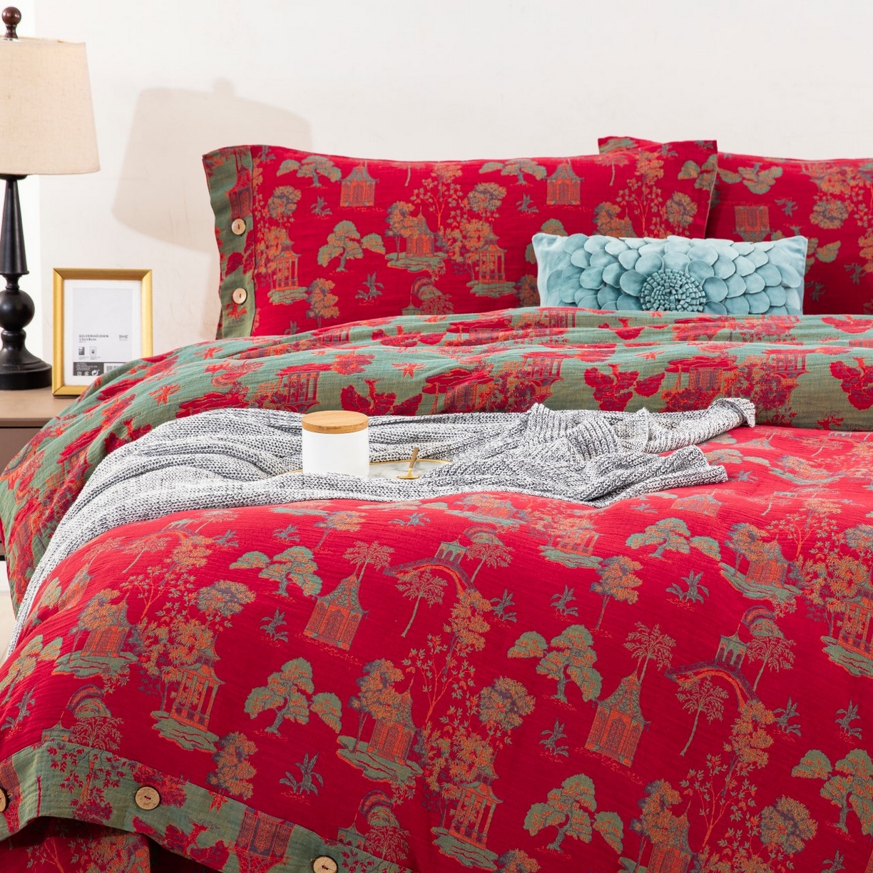 91家纺网 家纺一手货源 找家纺 双层纱家居 2026新款森林庭院全棉纯棉色织提花纽扣款四件套 森林庭院-正红