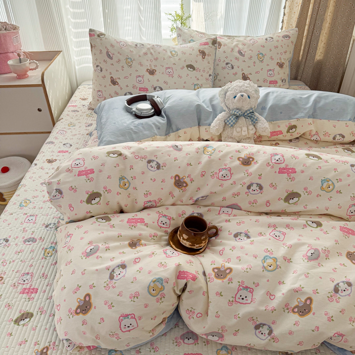 91家纺网 家纺一手货源 找家纺 KA家纺 2026春夏新款全棉床盖款卡通印花四件套 萌宠伙伴