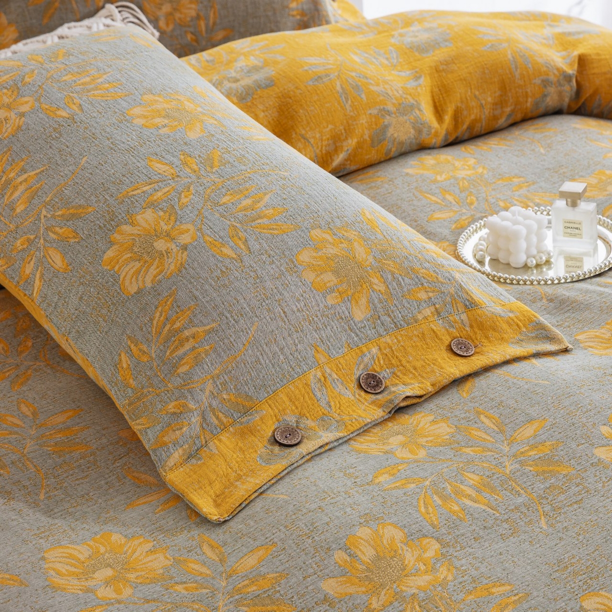 91家纺网 家纺一手货源 找家纺 双层纱家居 2026新款国色天香全棉纯棉色织提花纽扣款四件套 国色天香-灰