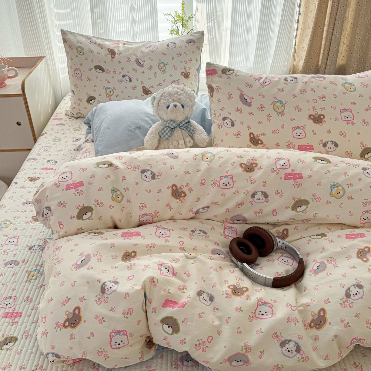 91家纺网 家纺一手货源 找家纺 KA家纺 2026春夏新款全棉床盖款卡通印花四件套 萌宠伙伴