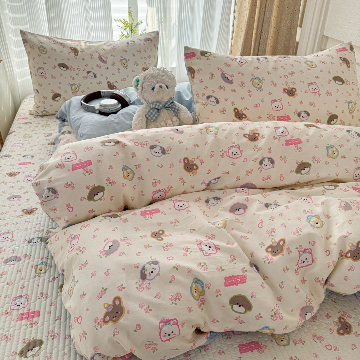 91家纺网 家纺一手货源 找家纺 KA家纺 2026春夏新款全棉床盖款卡通印花四件套 萌宠伙伴