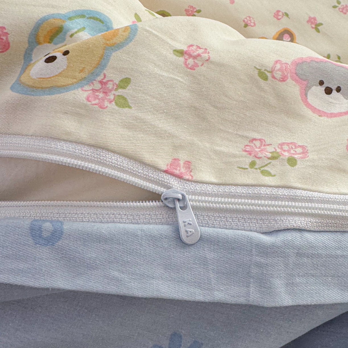 91家纺网 家纺一手货源 找家纺 KA家纺 2026春夏新款全棉床盖款卡通印花四件套 萌宠伙伴