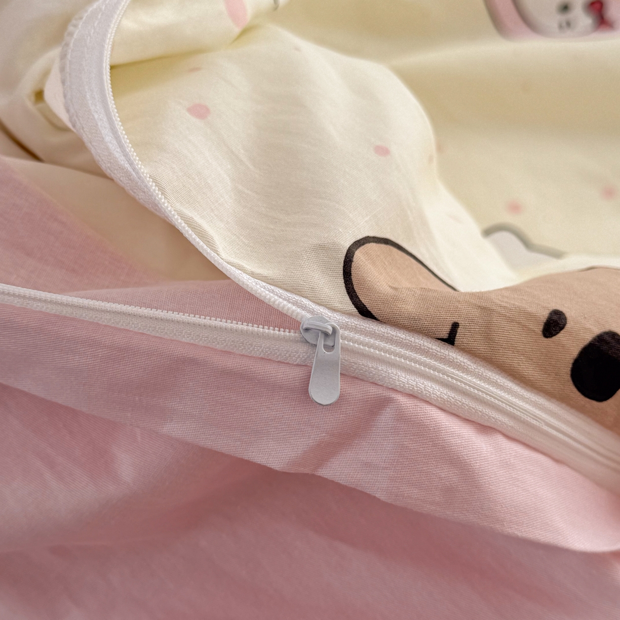 91家纺网 家纺一手货源 找家纺 KA家纺 2026春夏新款全棉床盖款卡通印花四件套 爱心小猫