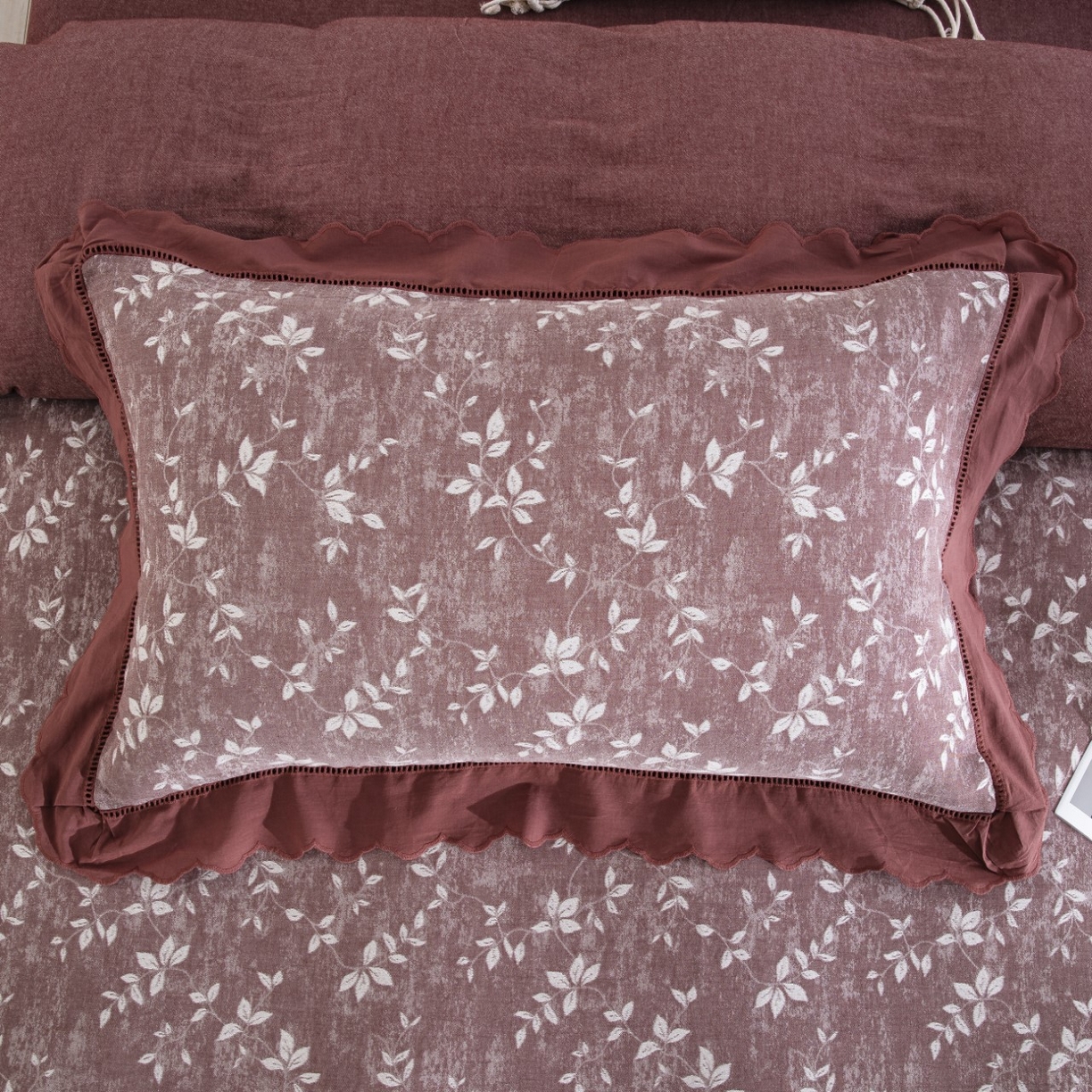 91家纺网 家纺一手货源 找家纺 双层纱家居 2026新款甜梦花边镂空款四件套 甜梦豆沙