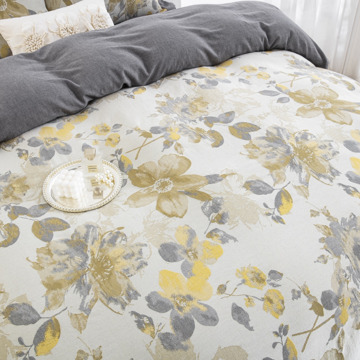 91家纺网 家纺一手货源 找家纺 双层纱家居 2026新款念奴娇全棉纯棉色织提花纽扣款四件套 念奴娇-灰