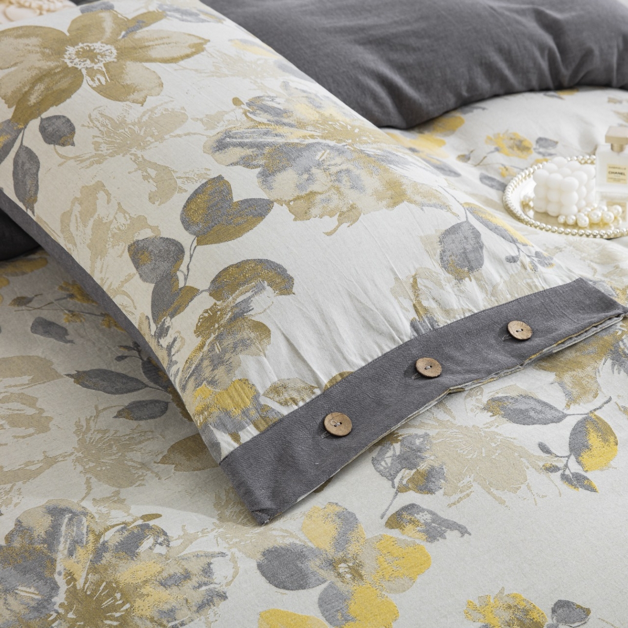 91家纺网 家纺一手货源 找家纺 双层纱家居 2026新款念奴娇全棉纯棉色织提花纽扣款四件套 念奴娇-灰