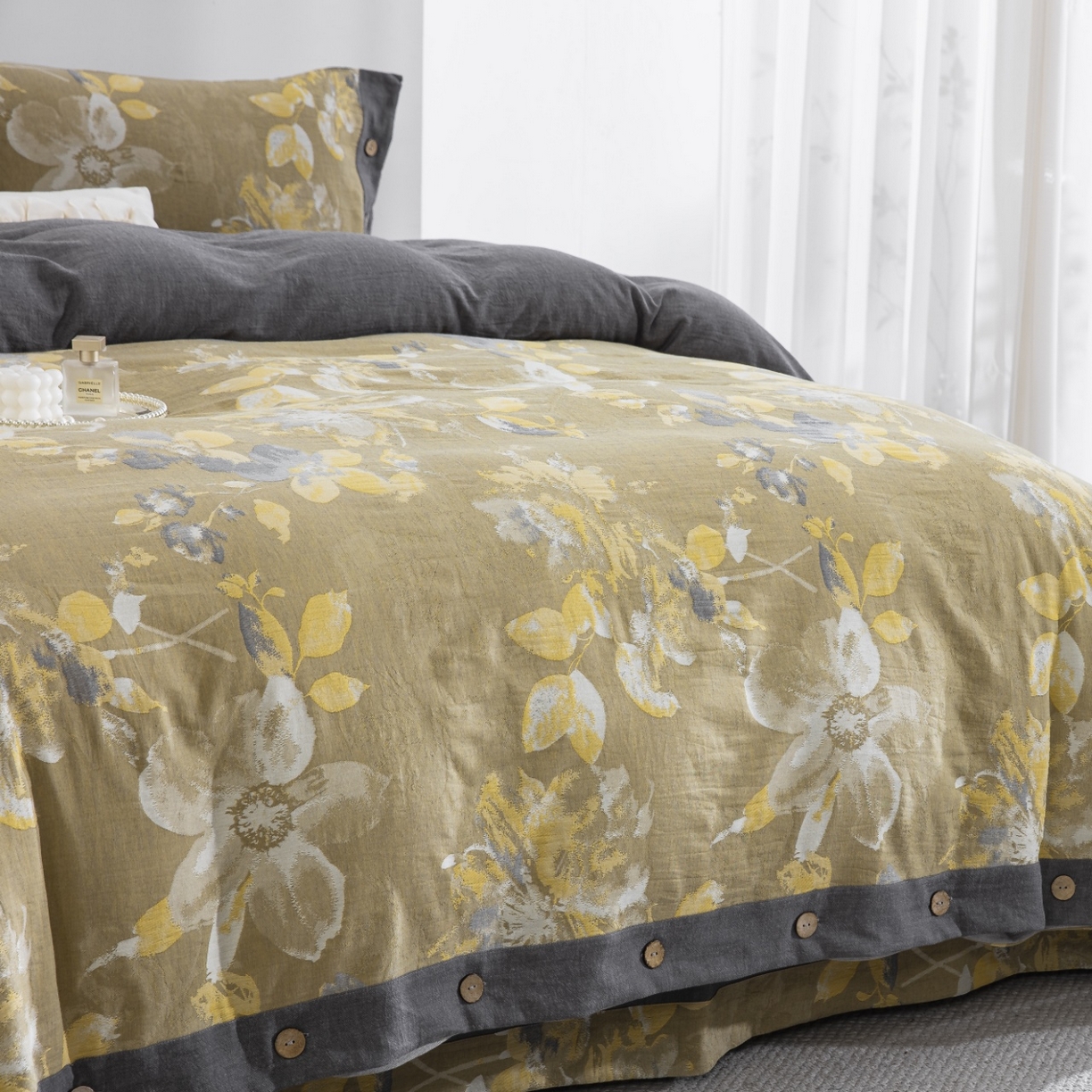 91家纺网 家纺一手货源 找家纺 双层纱家居 2026新款念奴娇全棉纯棉色织提花纽扣款四件套 念奴娇-灰黄