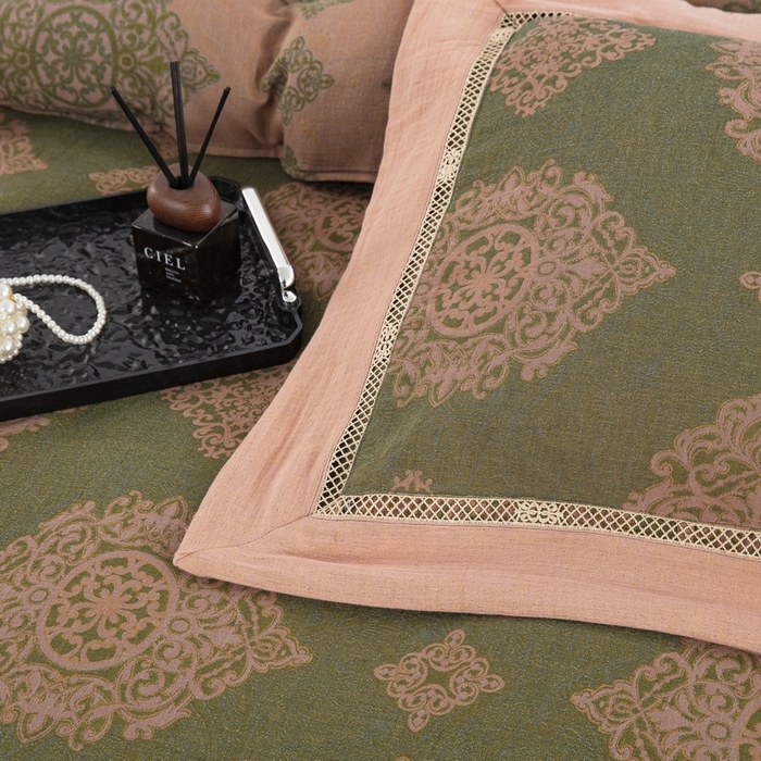 91家纺网 家纺一手货源 找家纺 （总）双层纱家居 2026新款中式图腾镂空加宽飞边款四件套-卡若琳