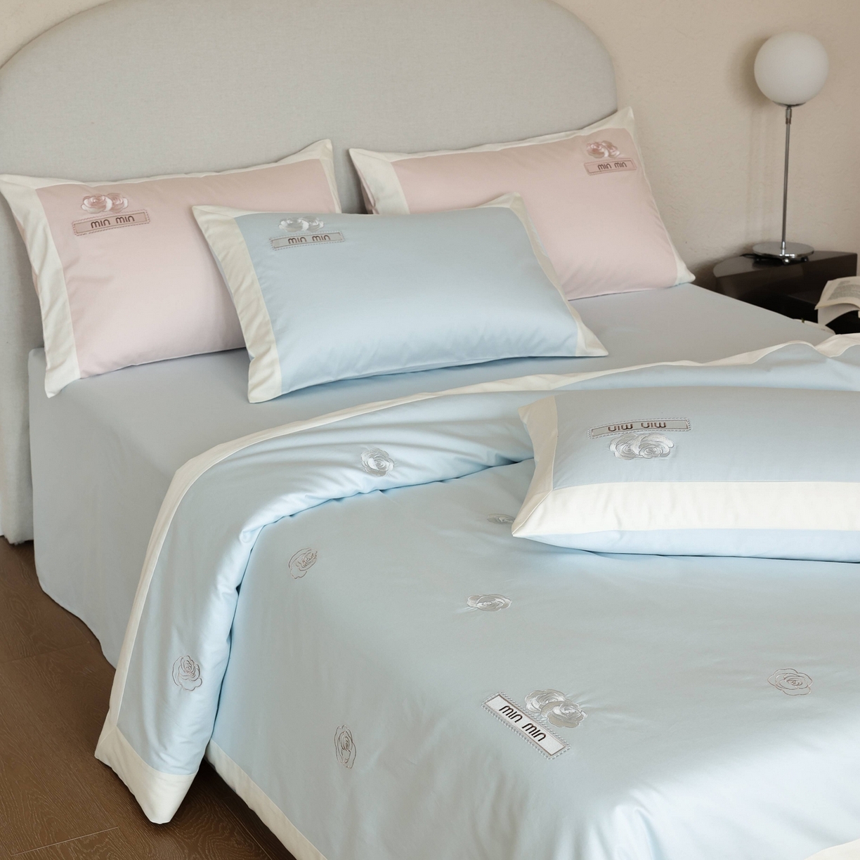 91家纺网 家纺一手货源 找家纺 （总）初拾 2026春夏新款贡缎全棉纯棉少女风四件套-玫瑰小香（会员减20 控价： 日常券后不低于398元）