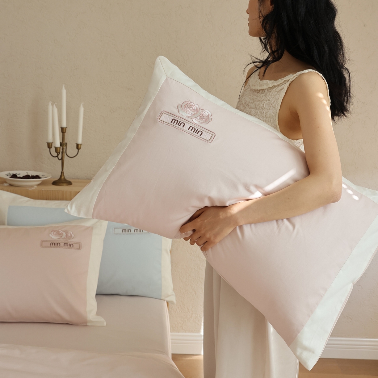 91家纺网 家纺一手货源 找家纺 初拾 2026春夏新款贡缎全棉纯棉少女风四件套-玫瑰小香（会员减20 控价： 日常券后不低于398元） 玫瑰小香-邂逅粉