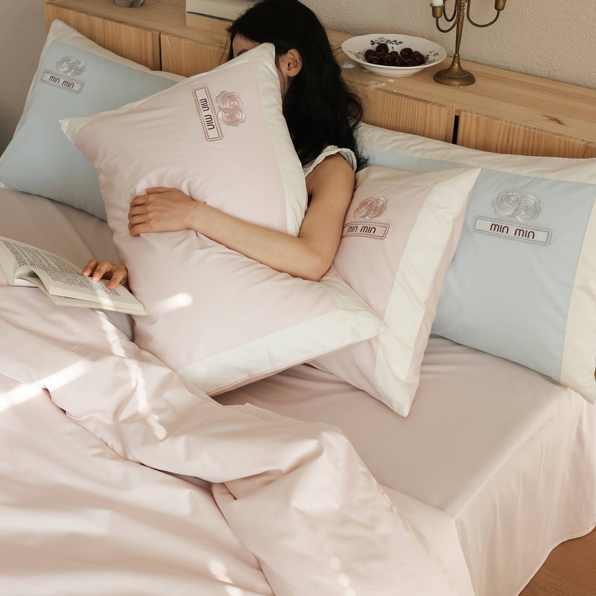 91家纺网 家纺一手货源 找家纺 初拾 2026春夏新款贡缎全棉纯棉少女风四件套-玫瑰小香（会员减20 控价： 日常券后不低于398元） 玫瑰小香-邂逅粉