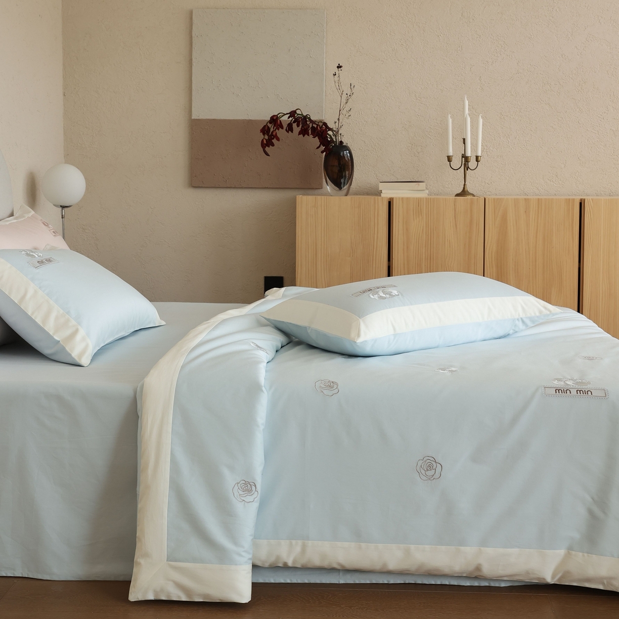 91家纺网 家纺一手货源 找家纺 初拾 2026春夏新款贡缎全棉纯棉少女风四件套-玫瑰小香（会员减20 控价： 日常券后不低于398元） 玫瑰小香-海边蓝