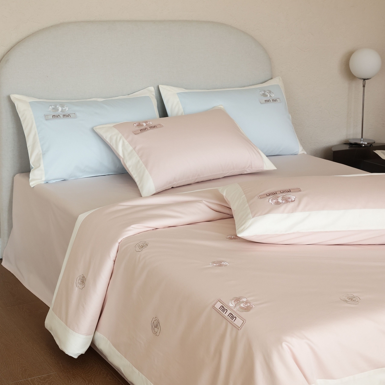 91家纺网 家纺一手货源 找家纺 初拾 2026春夏新款贡缎全棉纯棉少女风四件套-玫瑰小香（会员减20 控价： 日常券后不低于398元） 玫瑰小香-邂逅粉