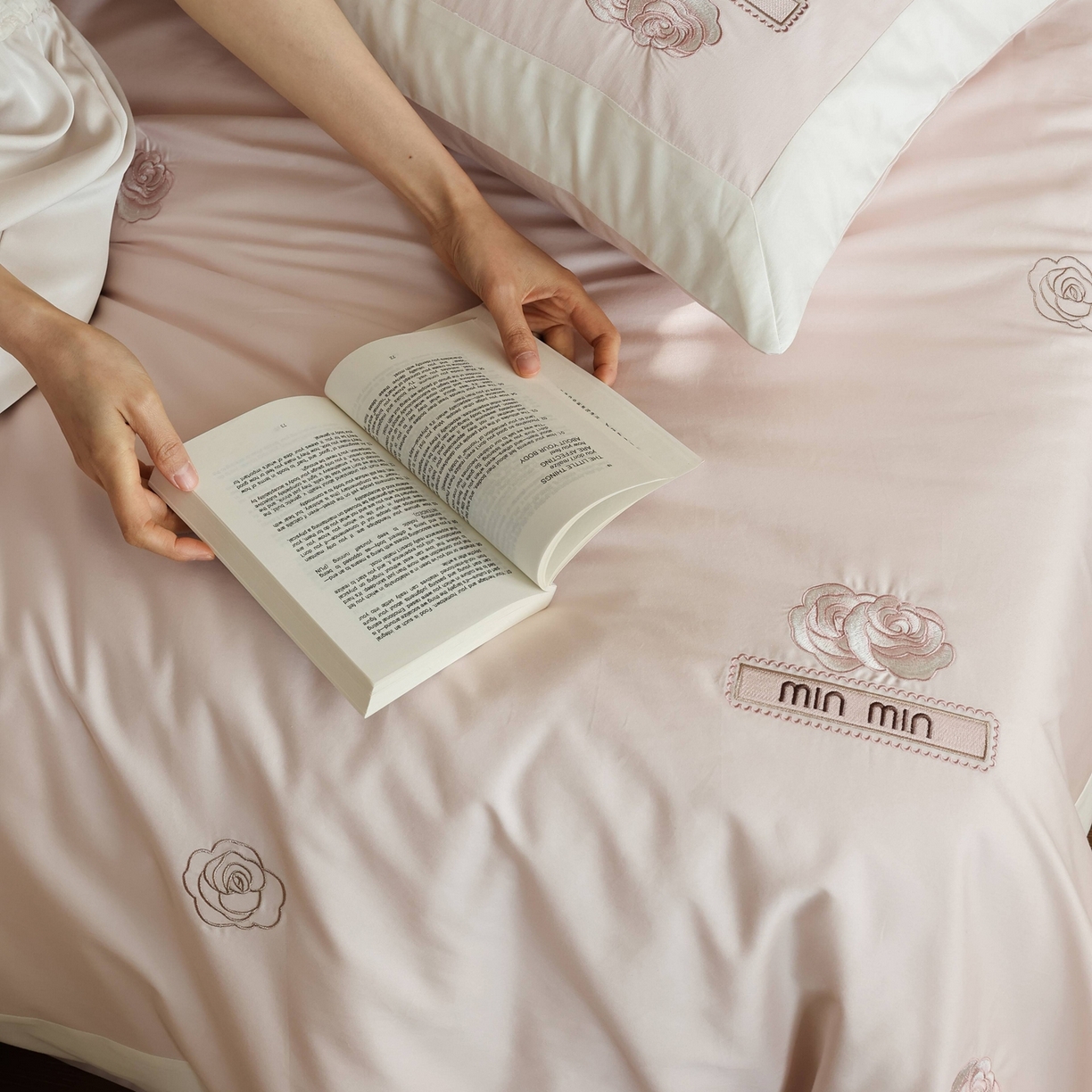 91家纺网 家纺一手货源 找家纺 初拾 2026春夏新款贡缎全棉纯棉少女风四件套-玫瑰小香（会员减20 控价： 日常券后不低于398元） 玫瑰小香-邂逅粉