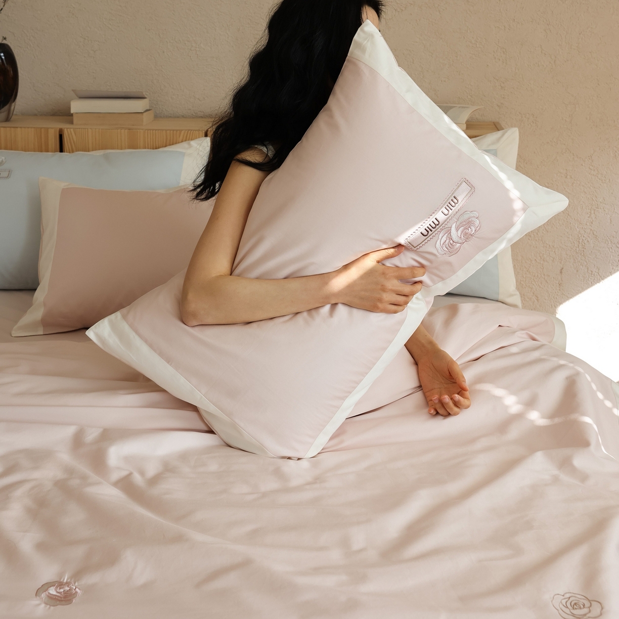 91家纺网 家纺一手货源 找家纺 初拾 2026春夏新款贡缎全棉纯棉少女风四件套-玫瑰小香（会员减20 控价： 日常券后不低于398元） 玫瑰小香-邂逅粉