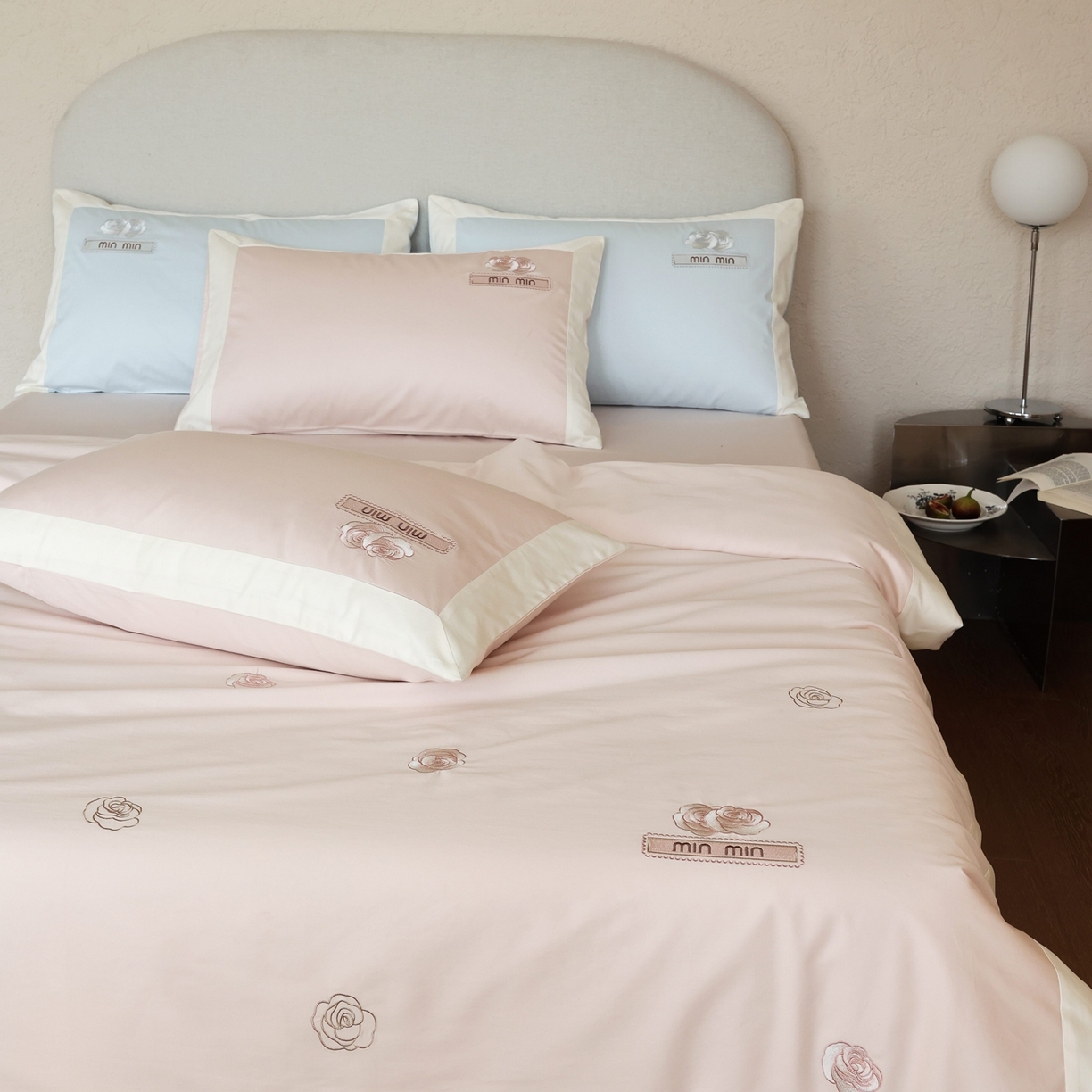 91家纺网 家纺一手货源 找家纺 初拾 2026春夏新款贡缎全棉纯棉少女风四件套-玫瑰小香（会员减20 控价： 日常券后不低于398元） 玫瑰小香-邂逅粉