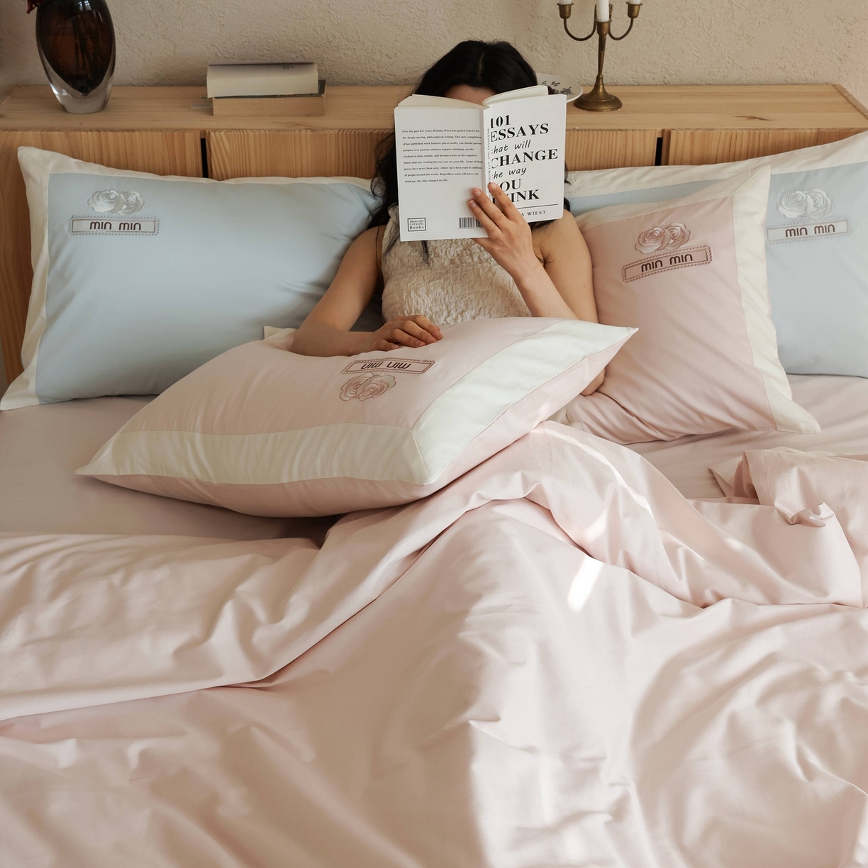 91家纺网 家纺一手货源 找家纺 初拾 2026春夏新款贡缎全棉纯棉少女风四件套-玫瑰小香（会员减20 控价： 日常券后不低于398元） 玫瑰小香-邂逅粉