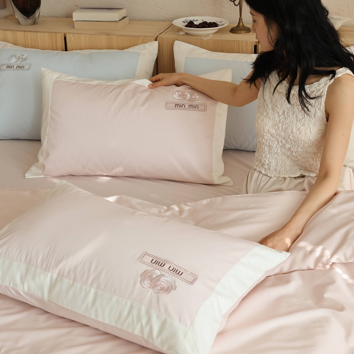 91家纺网 家纺一手货源 找家纺 初拾 2026春夏新款贡缎全棉纯棉少女风四件套-玫瑰小香（会员减20 控价： 日常券后不低于398元） 玫瑰小香-邂逅粉