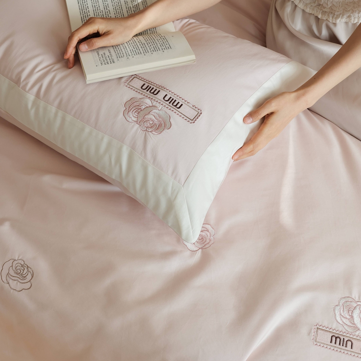 91家纺网 家纺一手货源 找家纺 初拾 2026春夏新款贡缎全棉纯棉少女风四件套-玫瑰小香（会员减20 控价： 日常券后不低于398元） 玫瑰小香-邂逅粉