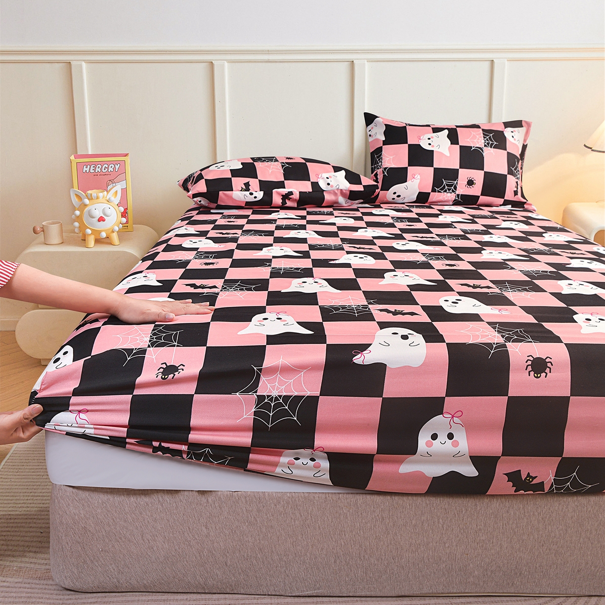 91家纺网 家纺一手货源 找家纺 柏钧家纺 2026新款万圣节元素85g芦荟棉外贸尺寸可定制单品床笠跨境直播床笠三件套 万圣节幽灵