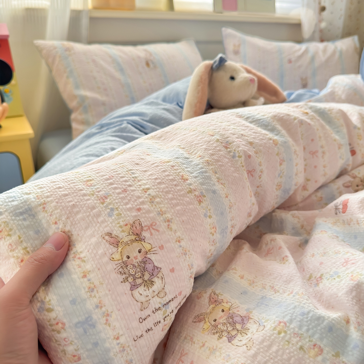 91家纺网 家纺一手货源 找家纺 （总）优承佳生活馆 2026新款卡通小清新风格高克重超柔软糯泡芙双层纱面料三件套四件套单被套系列 （提供买家秀）