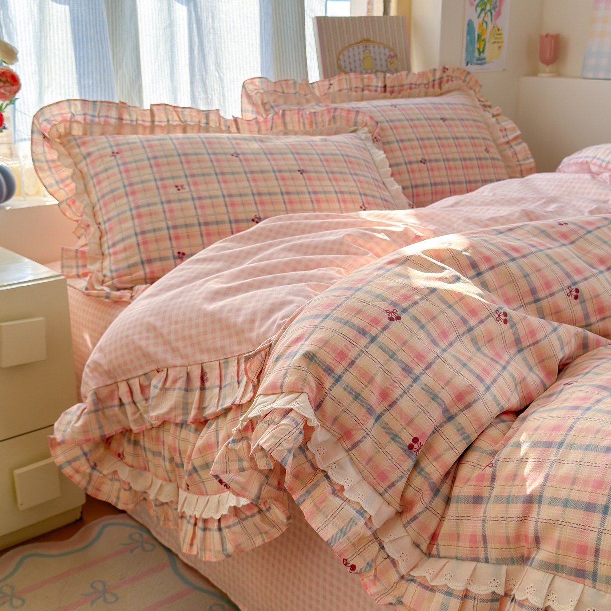 91家纺网 家纺一手货源 找家纺 乐童家纺 2026新款纯棉双层花边小清新系列四件套 樱桃窗台