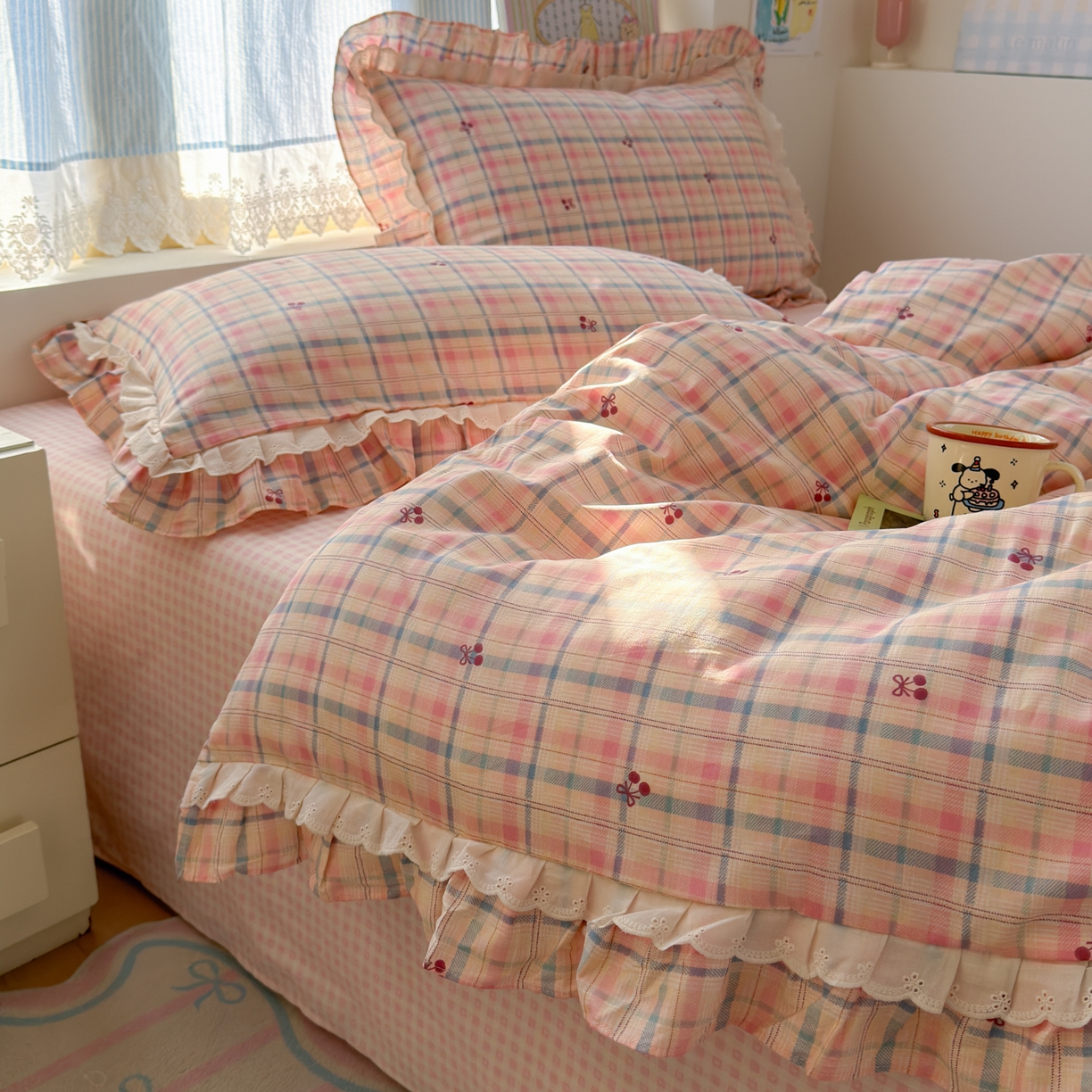 91家纺网 家纺一手货源 找家纺 乐童家纺 2026新款纯棉双层花边小清新系列四件套 樱桃窗台
