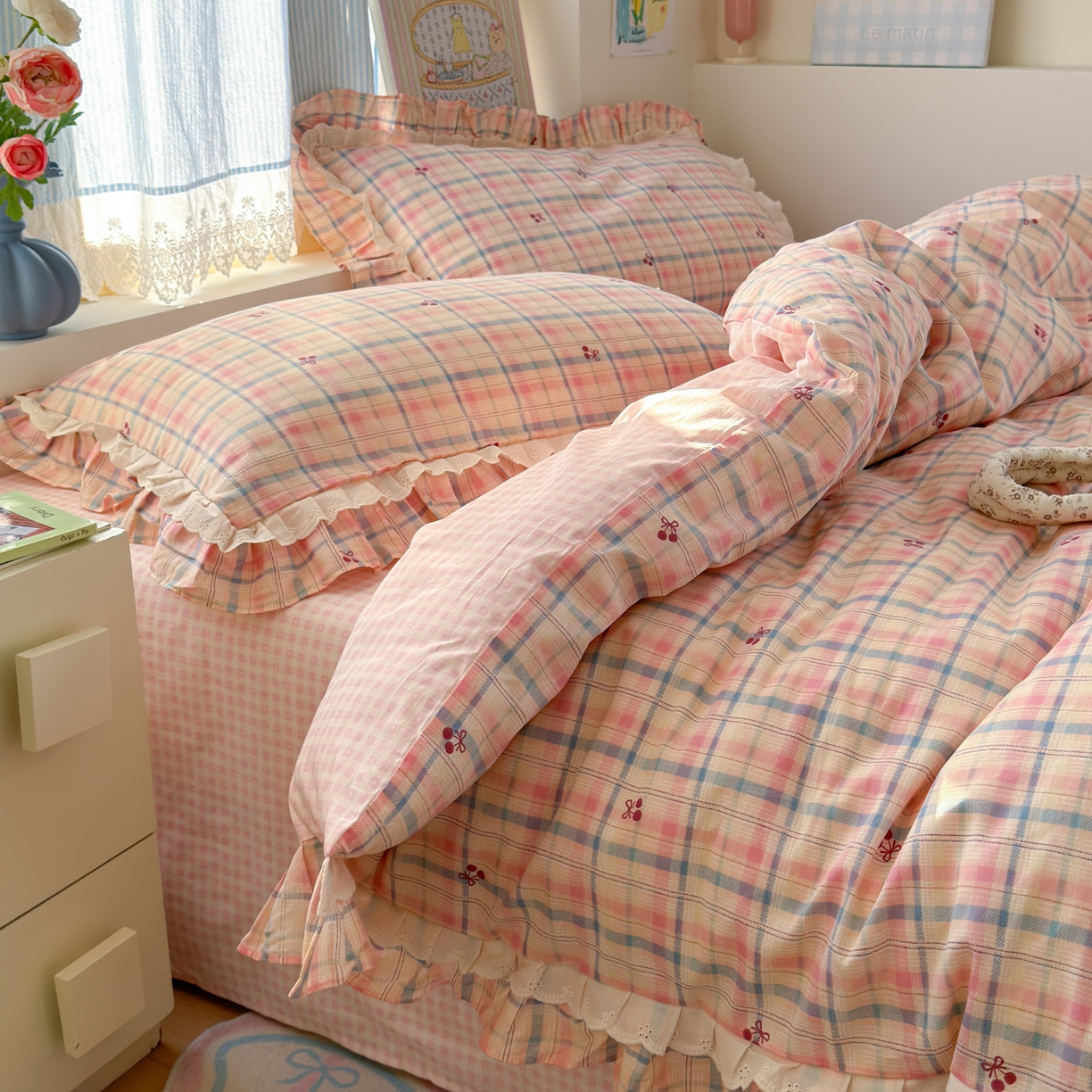 91家纺网 家纺一手货源 找家纺 乐童家纺 2026新款纯棉双层花边小清新系列四件套 樱桃窗台