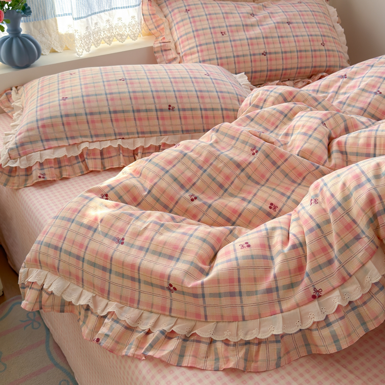 91家纺网 家纺一手货源 找家纺 乐童家纺 2026新款纯棉双层花边小清新系列四件套 樱桃窗台