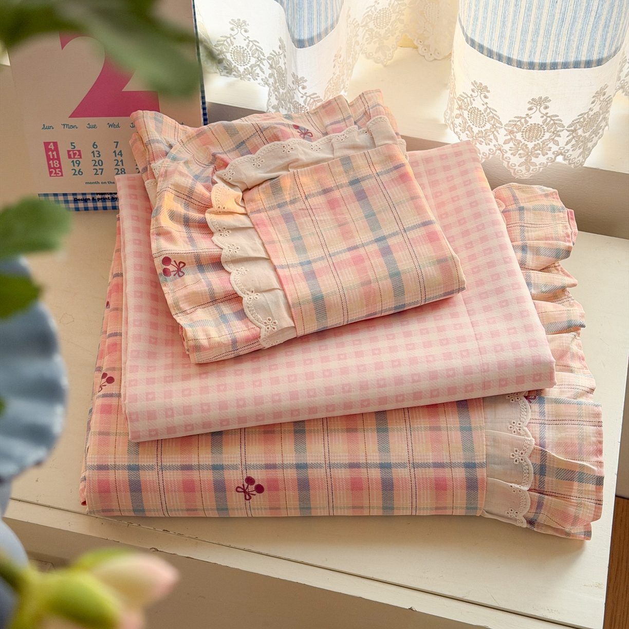 91家纺网 家纺一手货源 找家纺 乐童家纺 2026新款纯棉双层花边小清新系列四件套 樱桃窗台