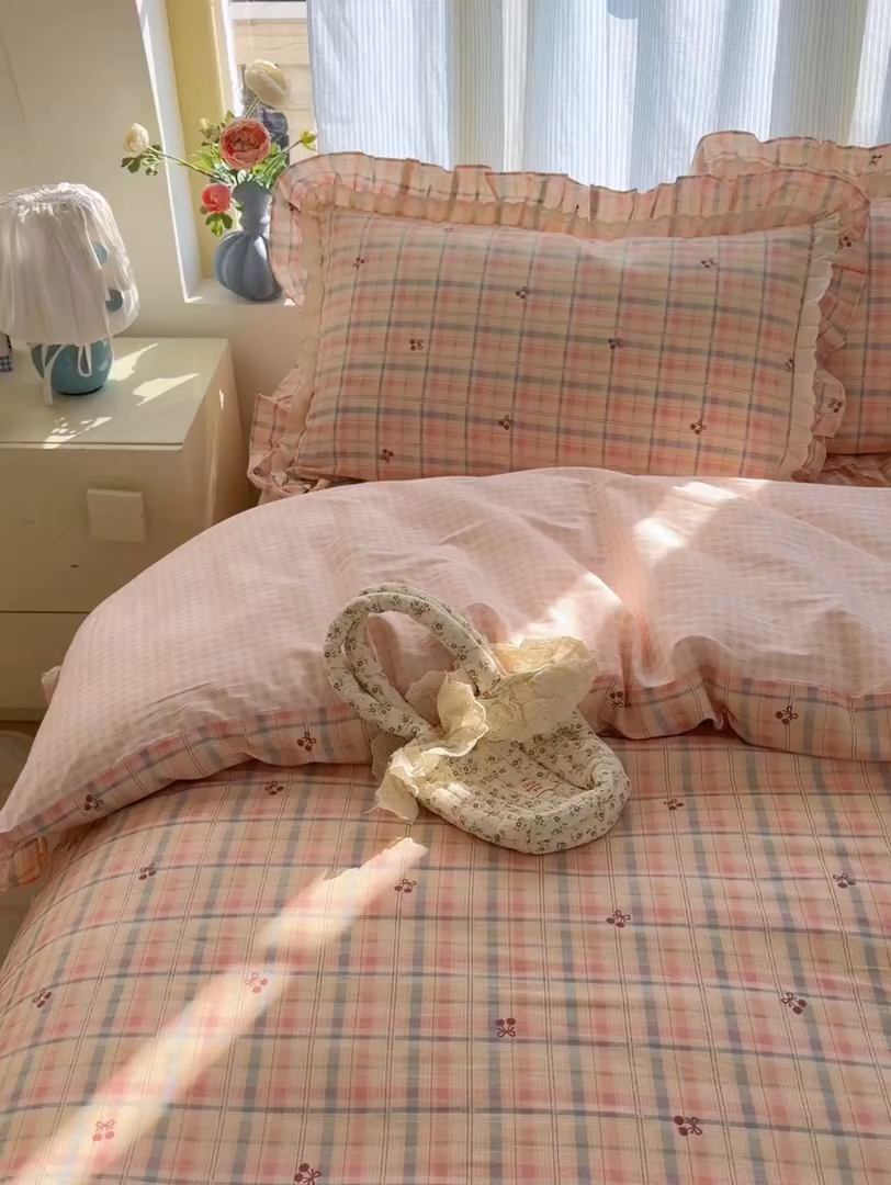 91家纺网 家纺一手货源 找家纺 乐童家纺 2026新款纯棉双层花边小清新系列四件套 樱桃窗台