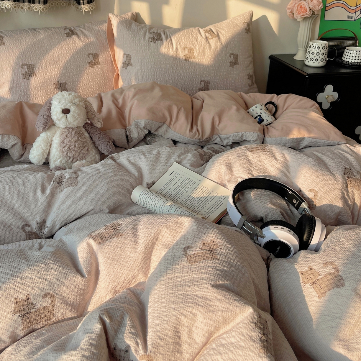 91家纺网 家纺一手货源 找家纺 沐芷 2026 高克重110g泡芙棉四件套A类床上用品被套宿舍床单三件套【提供买家秀】 领结小猫