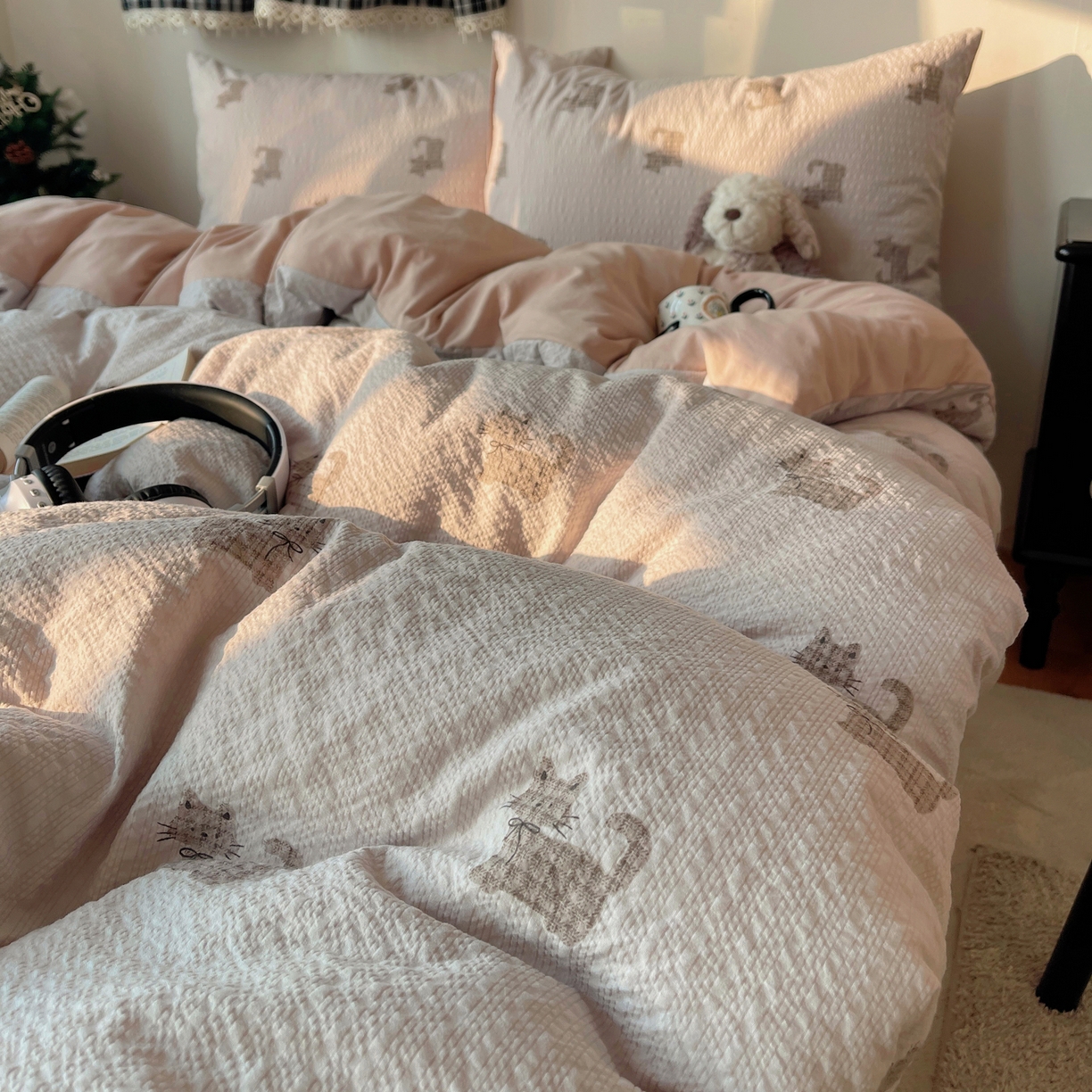 91家纺网 家纺一手货源 找家纺 沐芷 2026 高克重110g泡芙棉四件套A类床上用品被套宿舍床单三件套【提供买家秀】 领结小猫