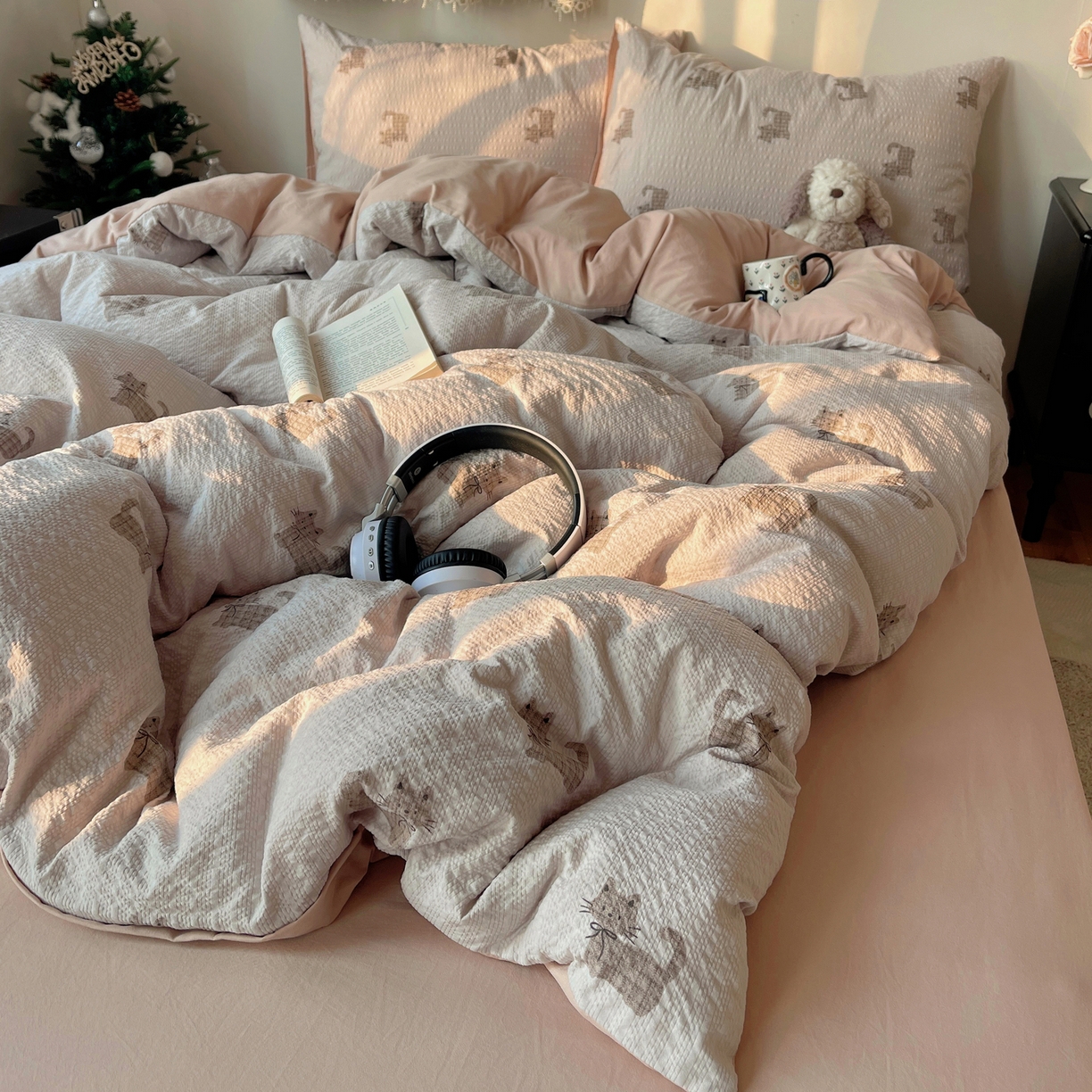 91家纺网 家纺一手货源 找家纺 沐芷 2026 高克重110g泡芙棉四件套A类床上用品被套宿舍床单三件套【提供买家秀】 领结小猫