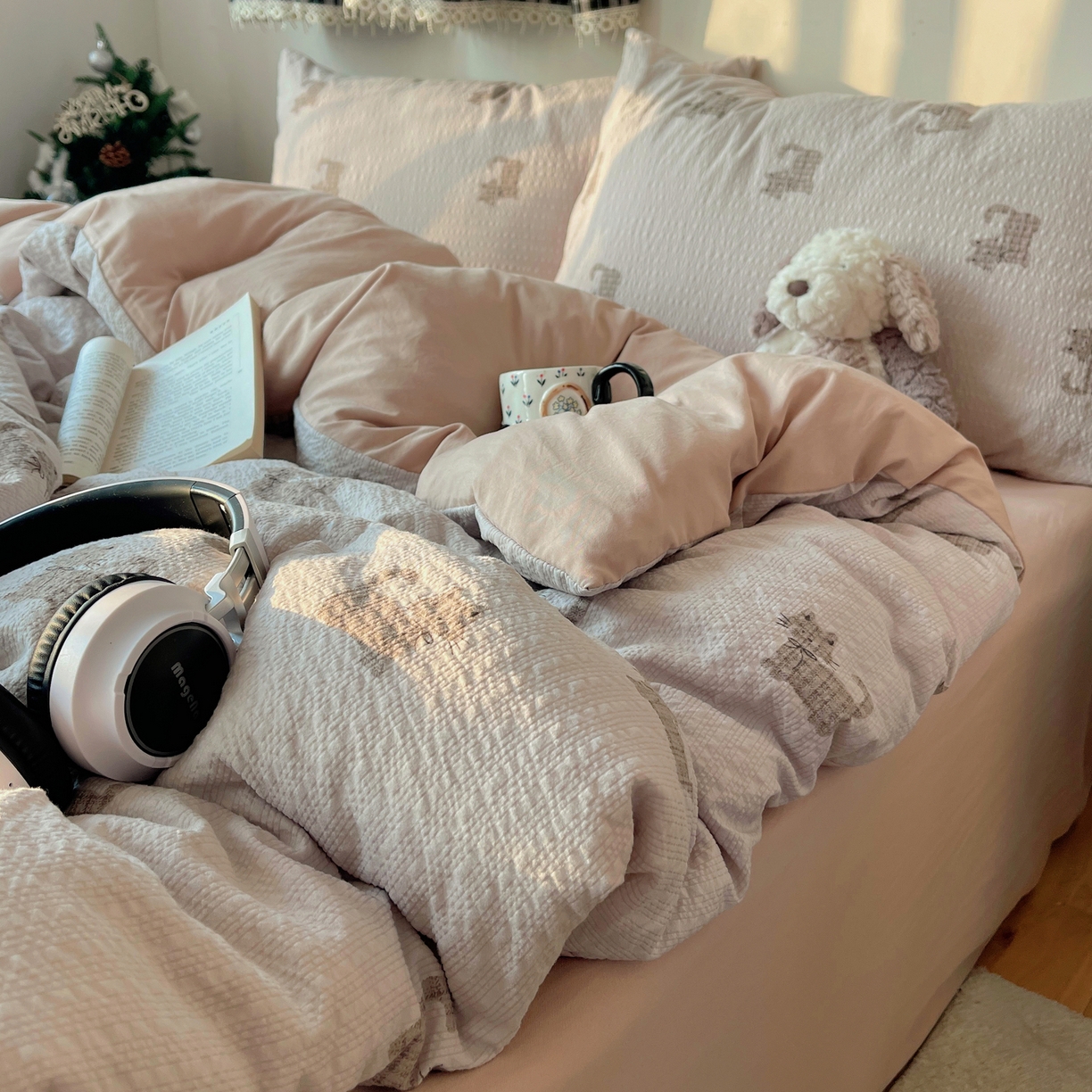 91家纺网 家纺一手货源 找家纺 沐芷 2026 高克重110g泡芙棉四件套A类床上用品被套宿舍床单三件套【提供买家秀】 领结小猫