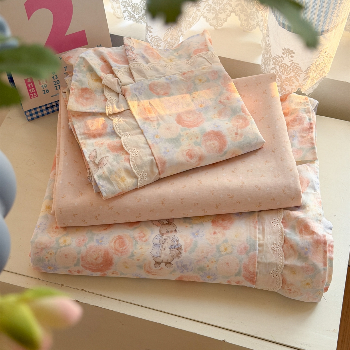 91家纺网 家纺一手货源 找家纺 乐童家纺 2026新款纯棉双层花边小清新系列四件套 玫瑰童话兔