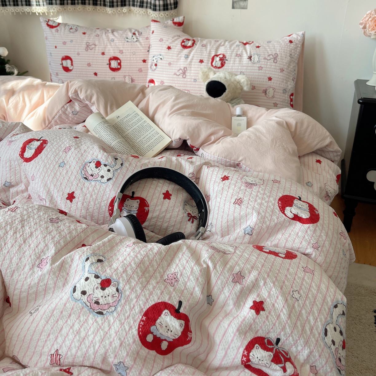 91家纺网 家纺一手货源 找家纺 沐芷 2026 高克重110g泡芙棉四件套A类床上用品被套宿舍床单三件套【提供买家秀】 苹果猫