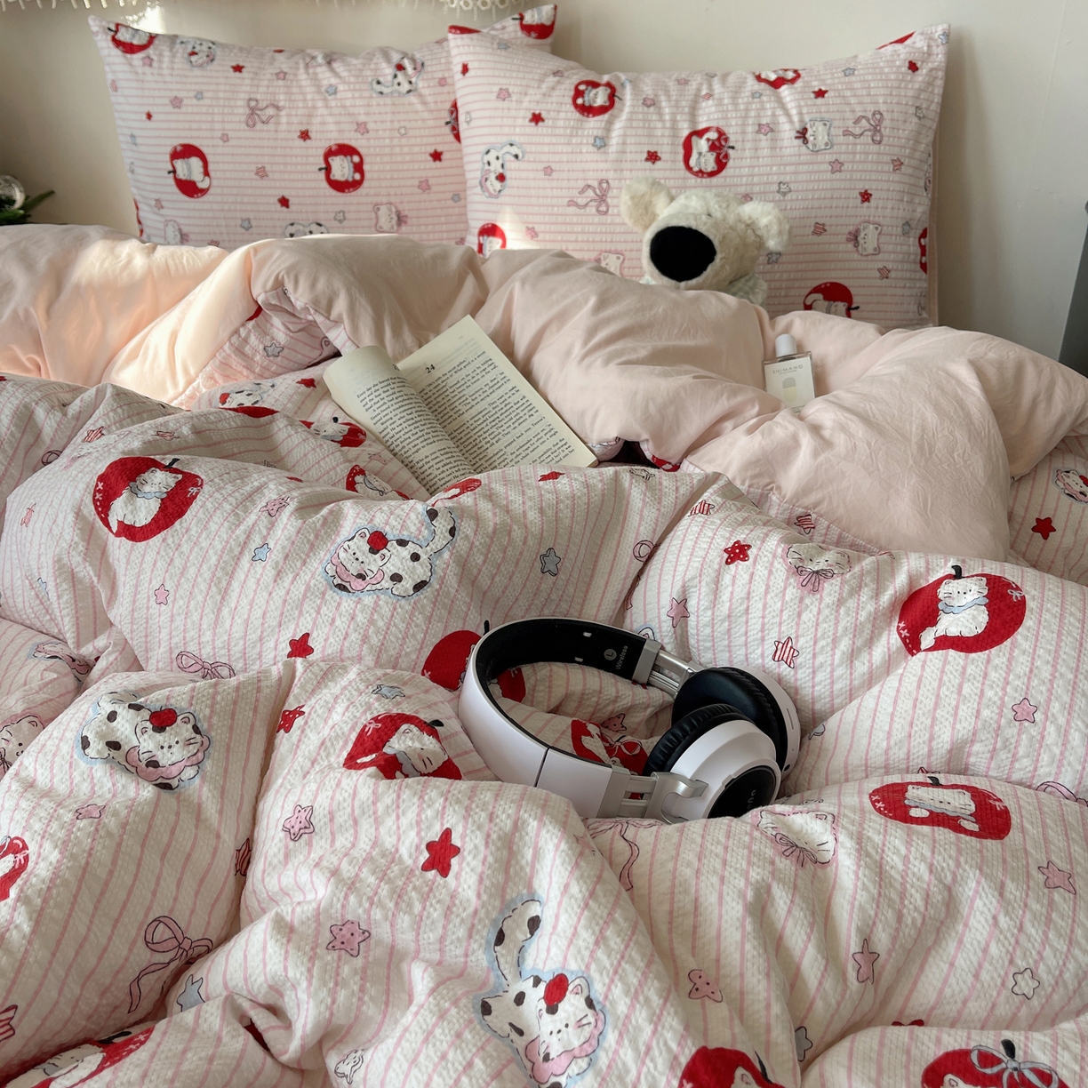 91家纺网 家纺一手货源 找家纺 沐芷 2026 高克重110g泡芙棉四件套A类床上用品被套宿舍床单三件套【提供买家秀】 苹果猫