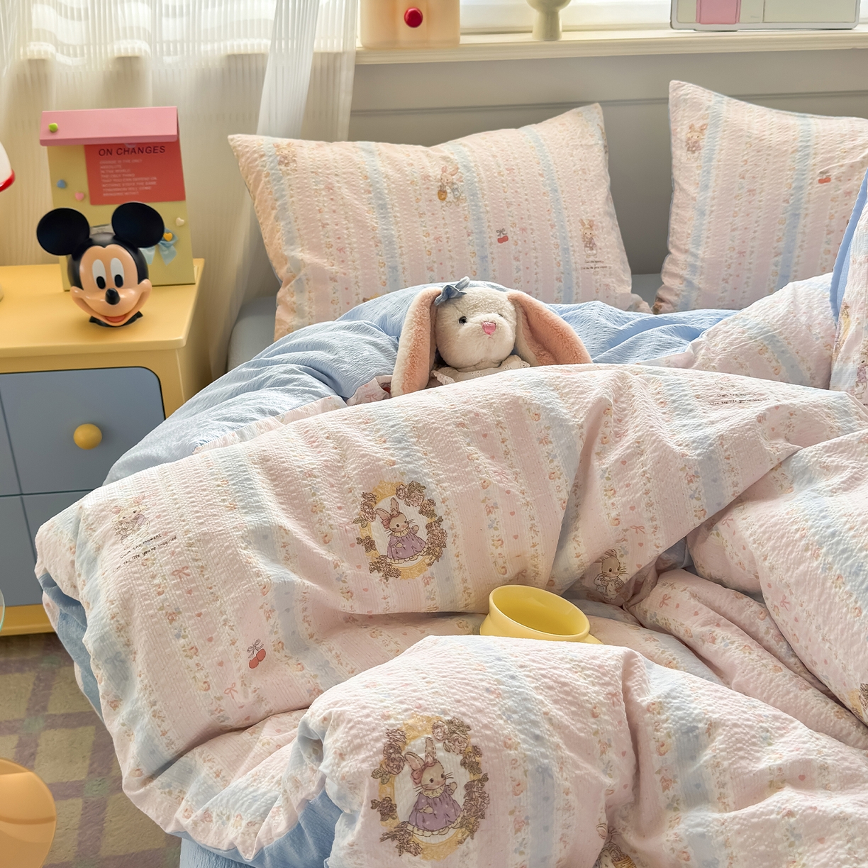 91家纺网 家纺一手货源 找家纺 优承佳生活馆 2026新款卡通小清新风格高克重超柔软糯泡芙双层纱面料三件套四件套单被套系列 （提供买家秀） 芭比兔