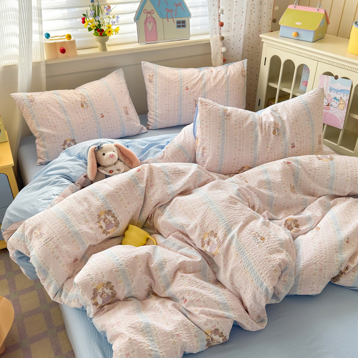 91家纺网 家纺一手货源 找家纺 优承佳生活馆 2026新款卡通小清新风格高克重超柔软糯泡芙双层纱面料三件套四件套单被套系列 （提供买家秀） 芭比兔