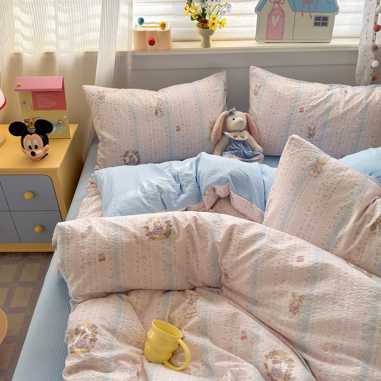 91家纺网 家纺一手货源 找家纺 优承佳生活馆 2026新款卡通小清新风格高克重超柔软糯泡芙双层纱面料三件套四件套单被套系列 （提供买家秀） 芭比兔