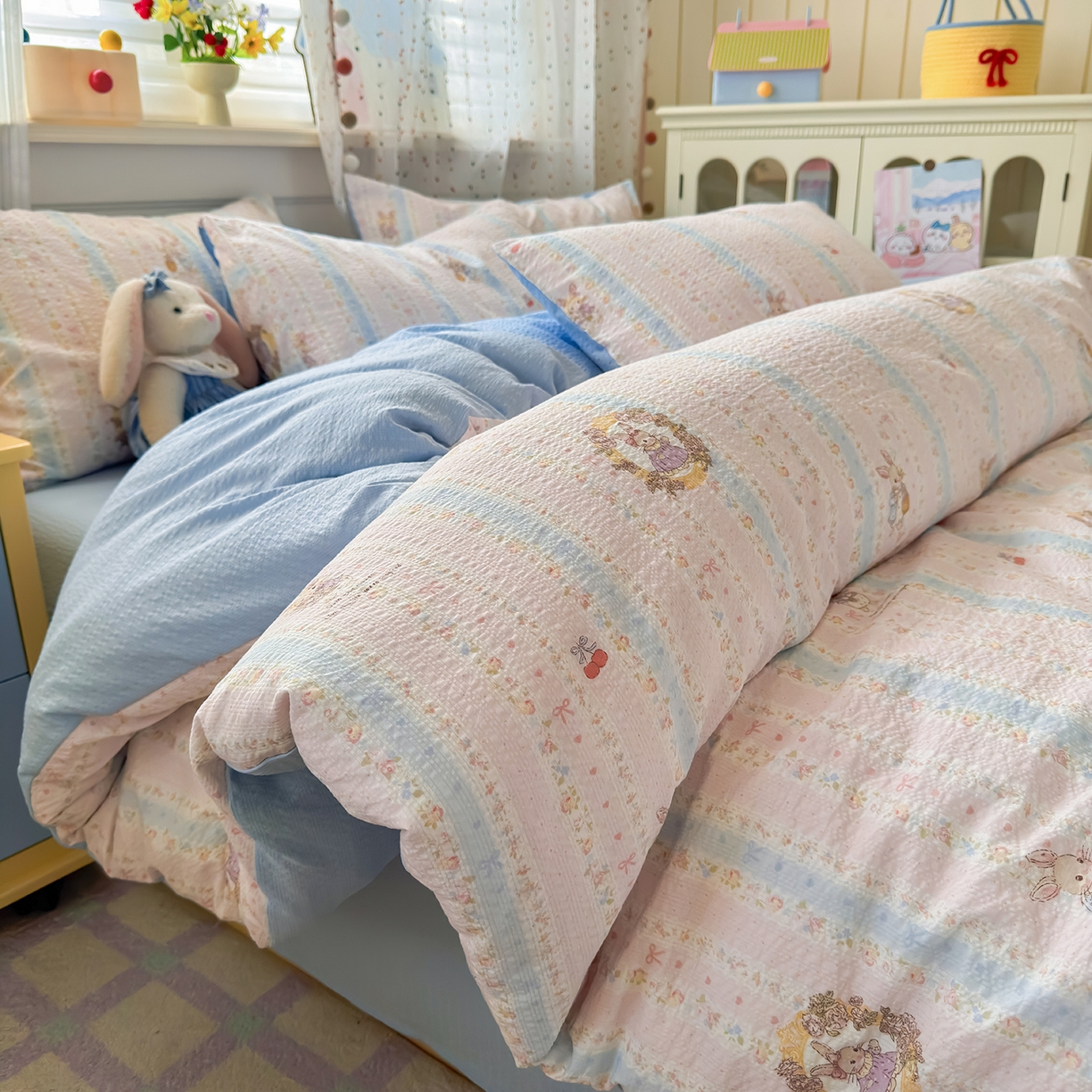 91家纺网 家纺一手货源 找家纺 优承佳生活馆 2026新款卡通小清新风格高克重超柔软糯泡芙双层纱面料三件套四件套单被套系列 （提供买家秀） 芭比兔