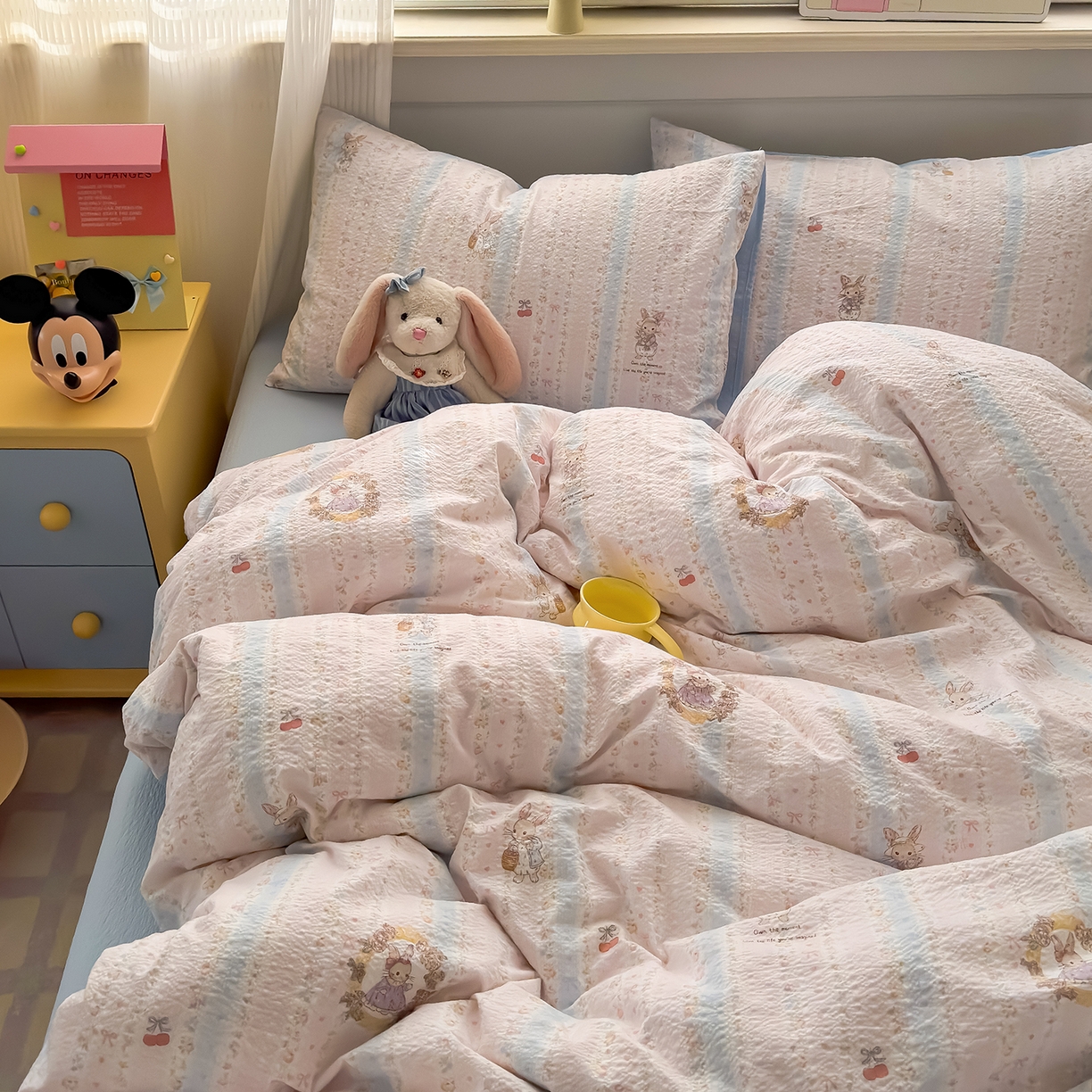 91家纺网 家纺一手货源 找家纺 优承佳生活馆 2026新款卡通小清新风格高克重超柔软糯泡芙双层纱面料三件套四件套单被套系列 （提供买家秀） 芭比兔